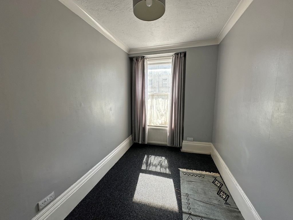 Lot: 24 - TWO-BEDROOM FIRST FLOOR FLAT IN HIGH STREET LOCATION - Second Bedroom